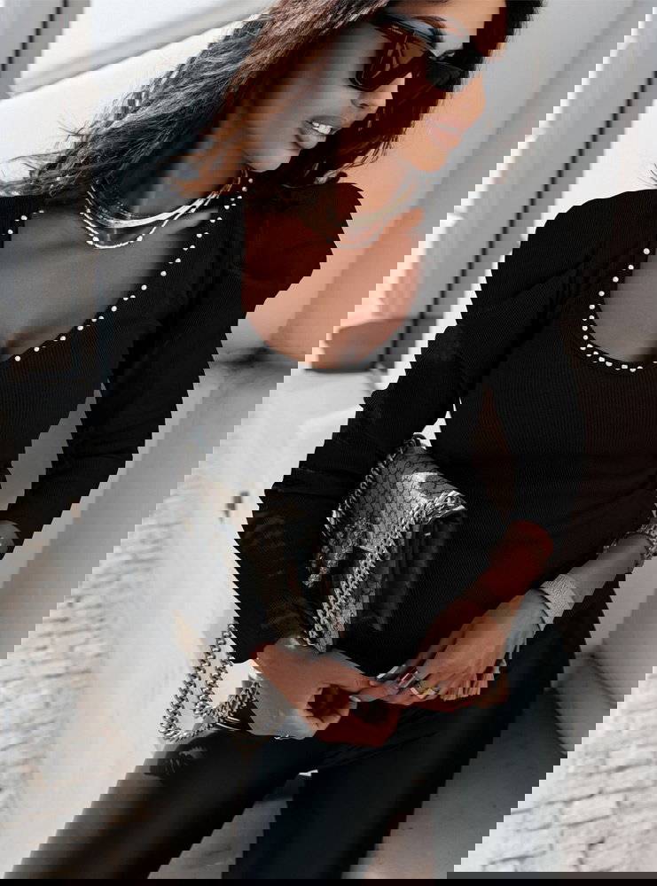 Czarna prążkowana bluzka z dekoltem w...