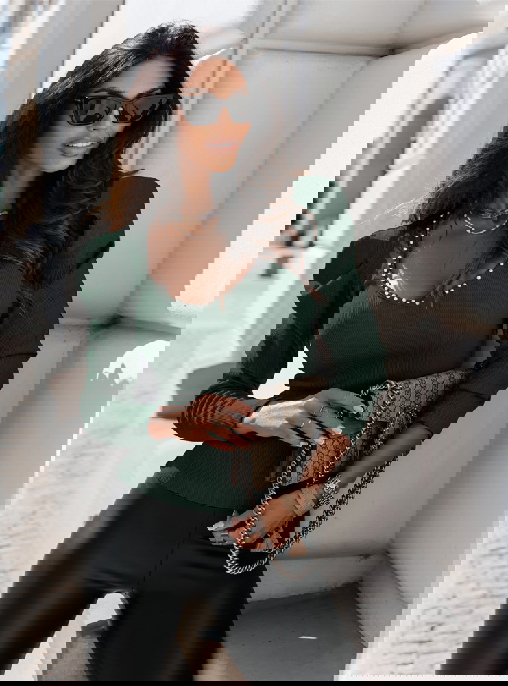 Prążkowana bluzka z dekoltem w serek...