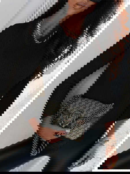 Czarny sweterek z dekoltem... 2