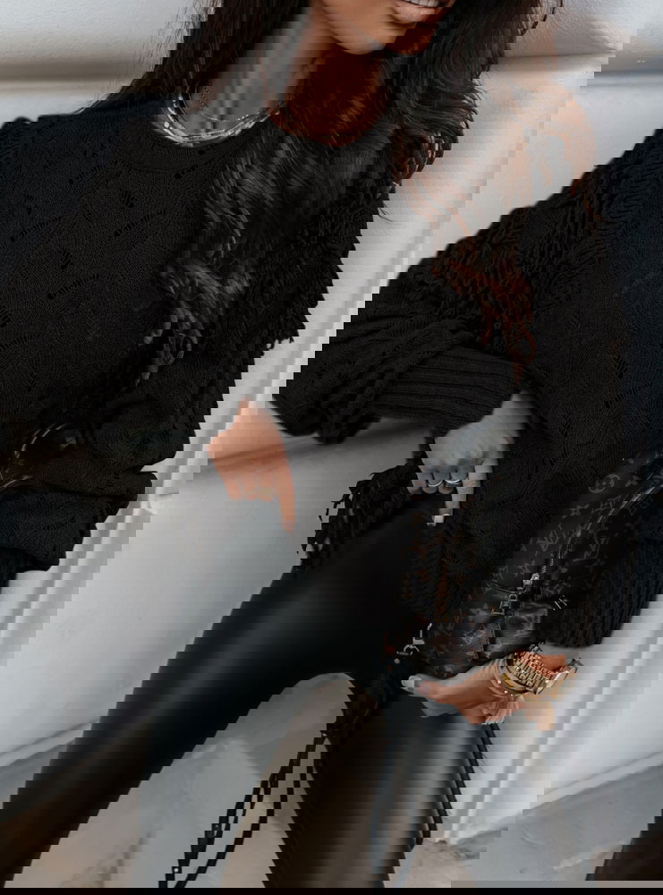 Czarny sweter z ozdobnymi frędzelkami...