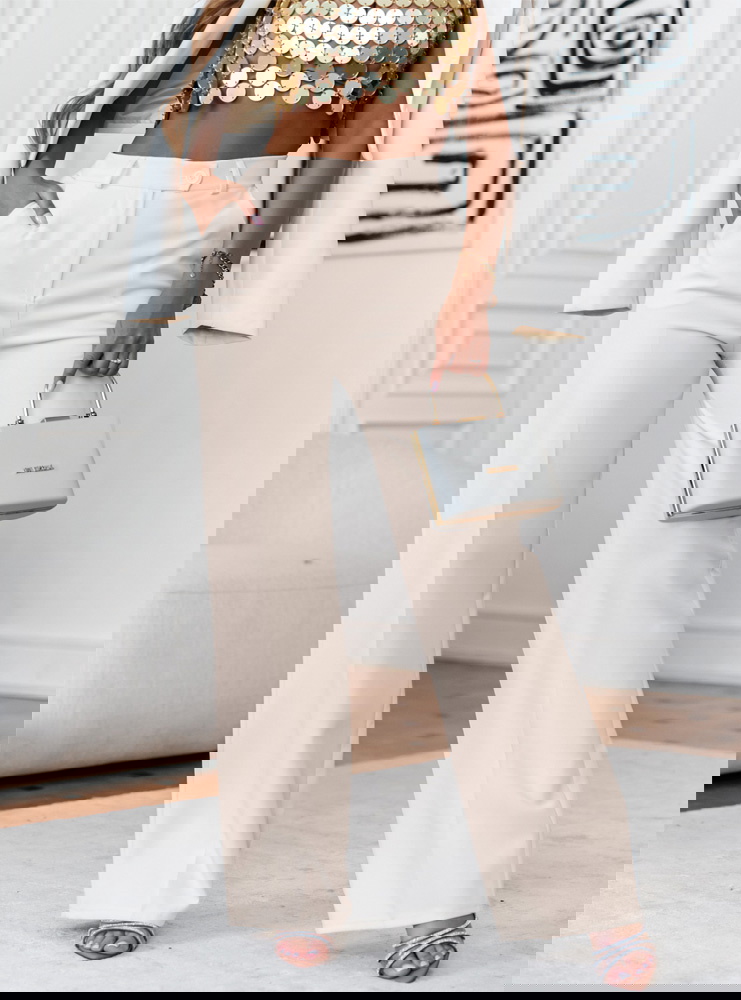 Jasnobeżowe szerokie spodnie zapinane...