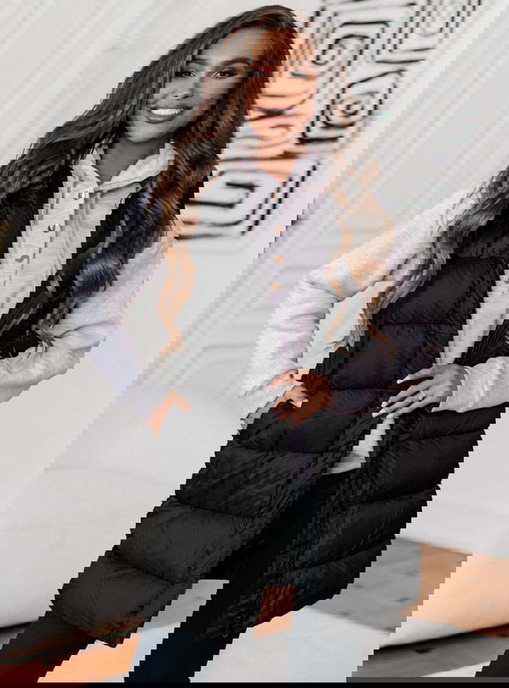 Czarna pikowana kamizelka z kapturem...