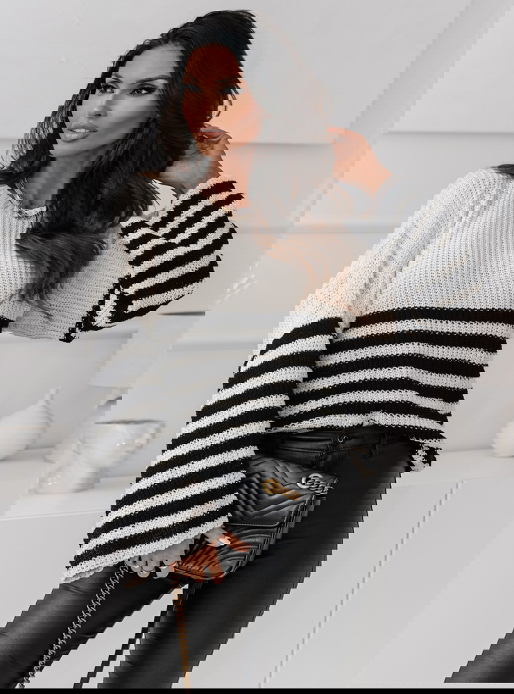 Sweter w paski z szerokimi rękawami...