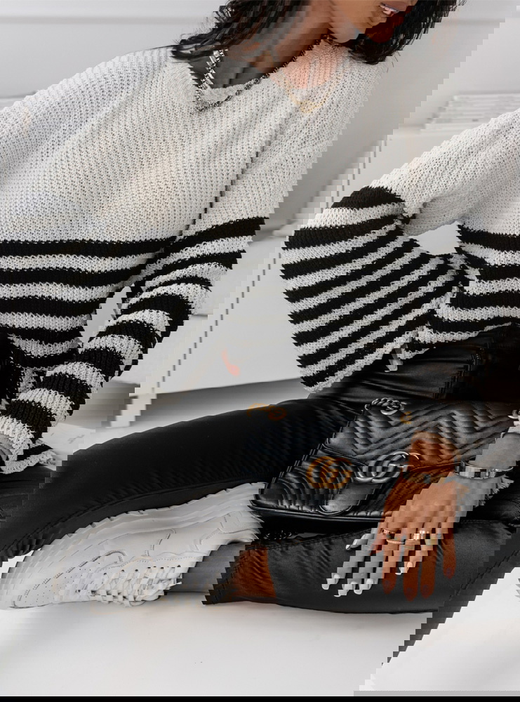 Sweter w paski z szerokimi rękawami...