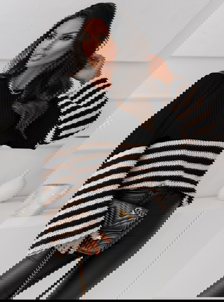 Sweter w paski z szerokimi rękawami...