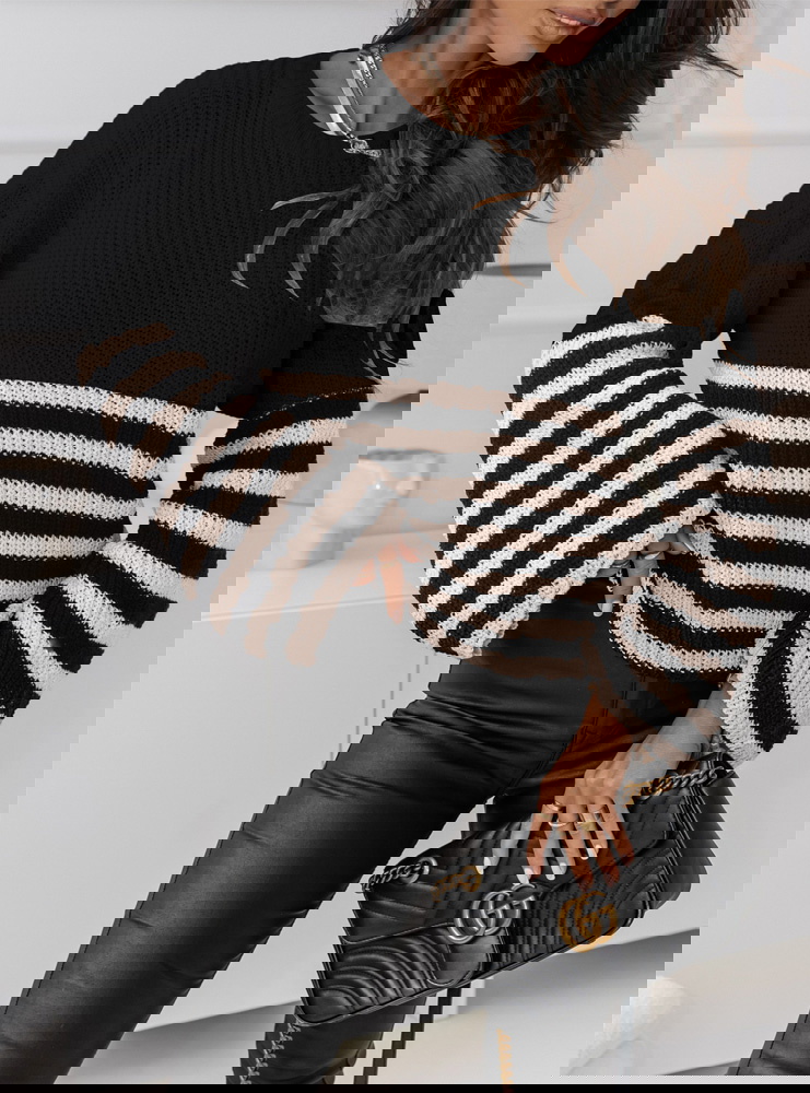 Sweter w paski z szerokimi rękawami...