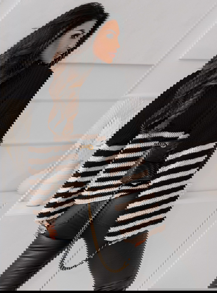 Sweter w paski z szerokimi rękawami...