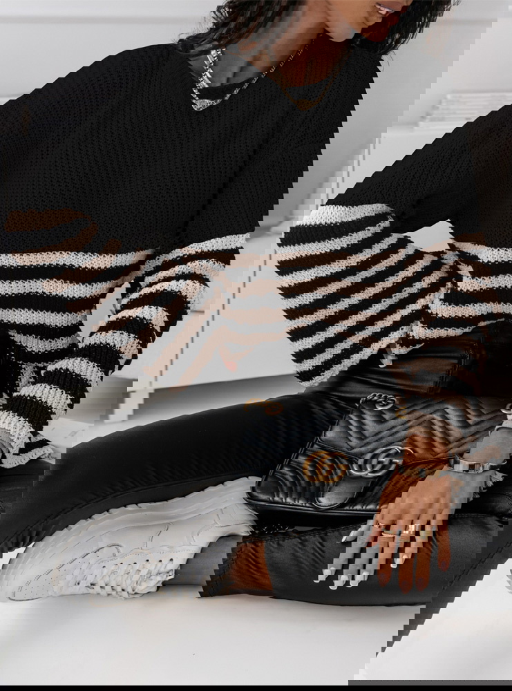 Sweter w paski z szerokimi rękawami...