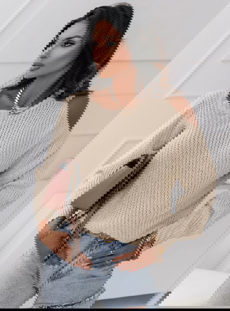 Beżowy sweter z odkrytym ramieniem...