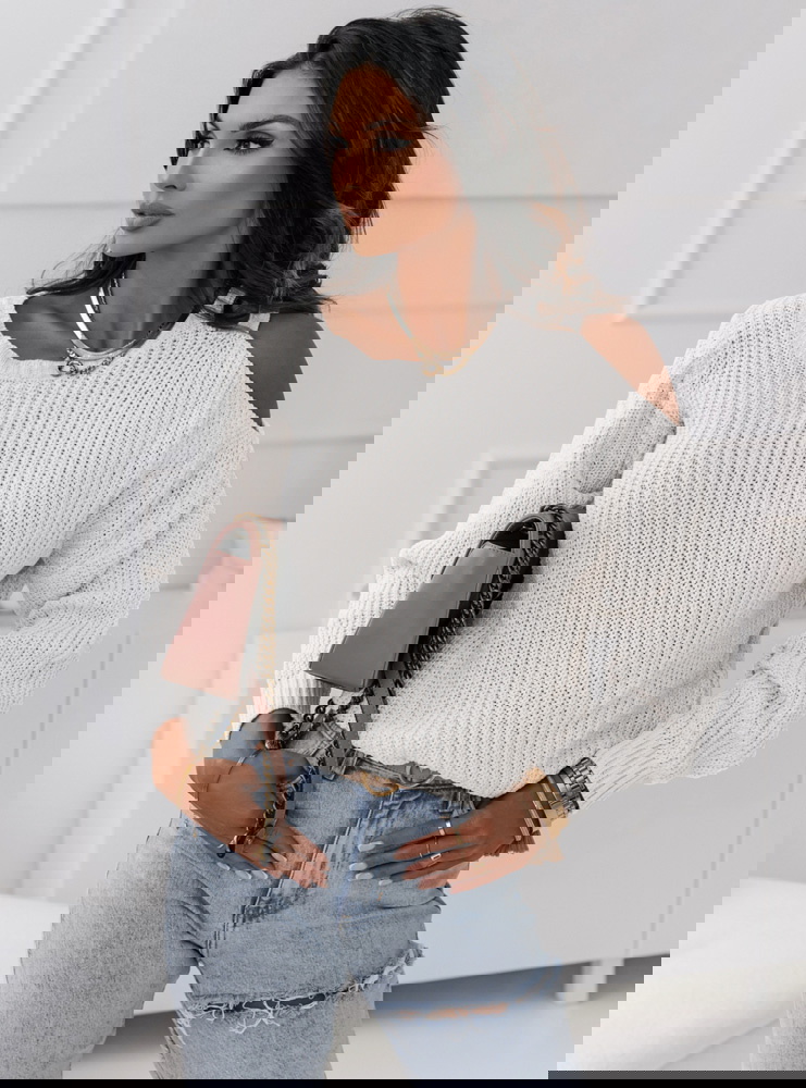 Biały sweter z odkrytym ramieniem...