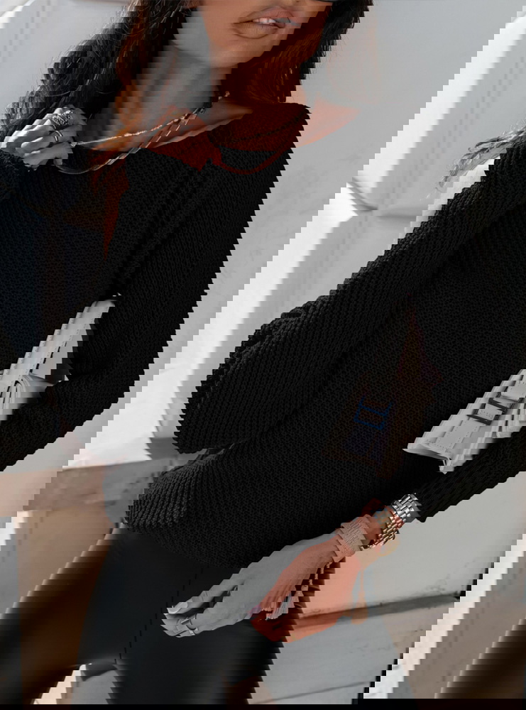 Czarny sweter z odkrytym ramieniem...