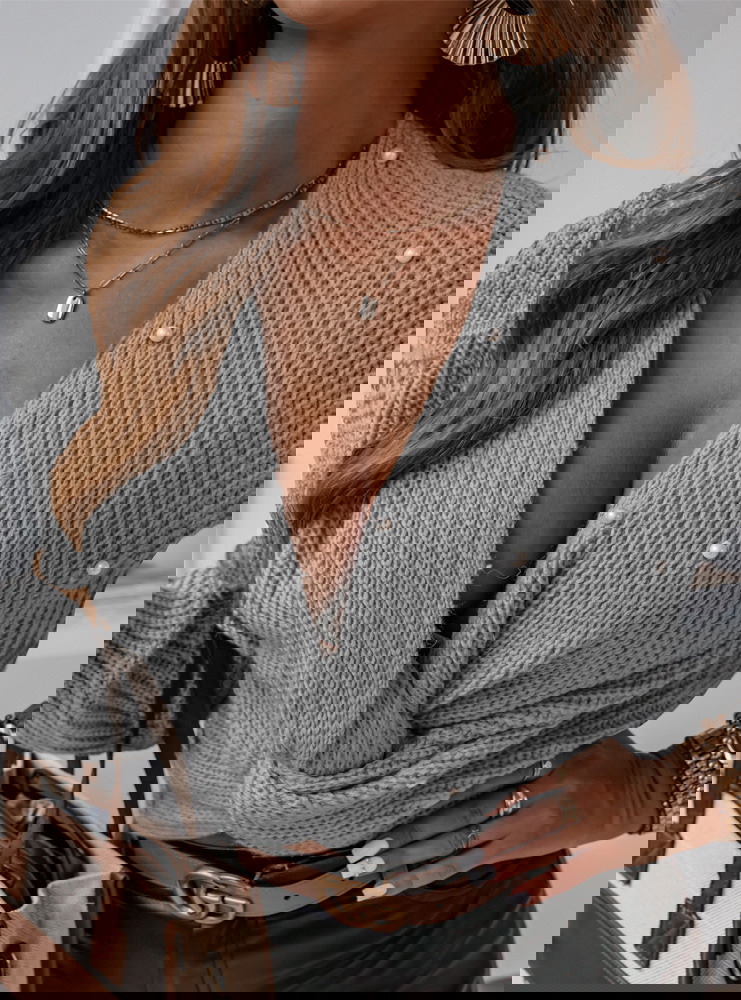 Szary sweter z perełkami i przeplotem...