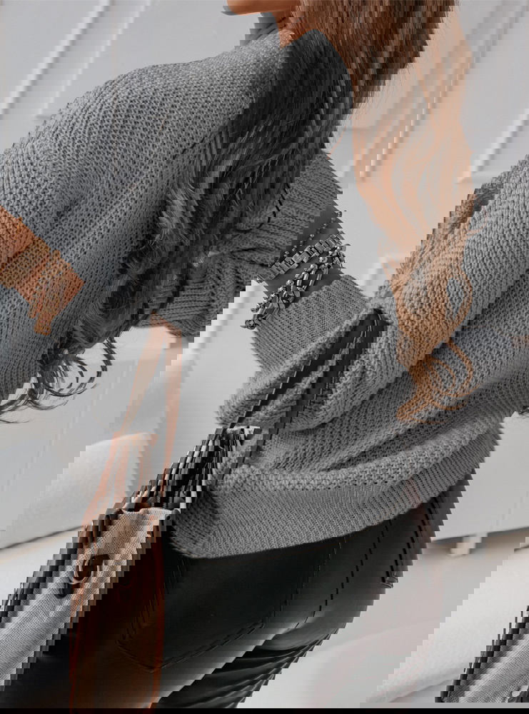 Szary sweter z perełkami i przeplotem...