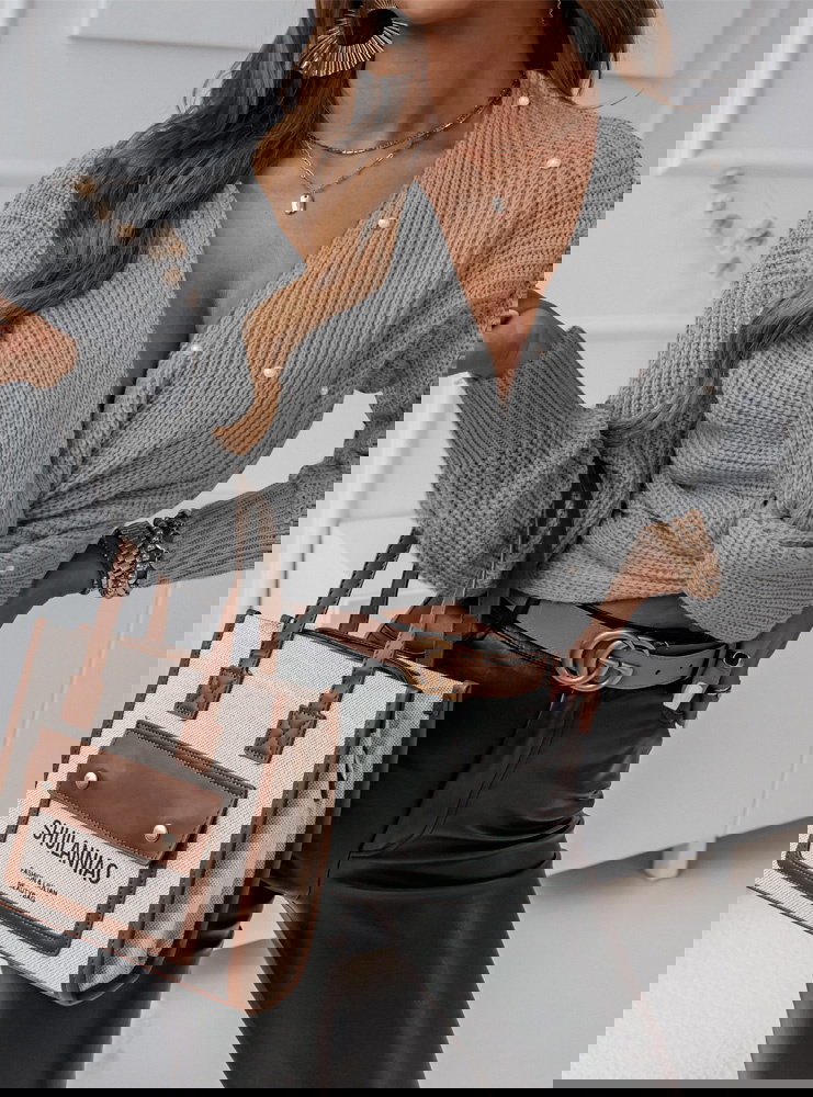 Szary sweter z perełkami i przeplotem...