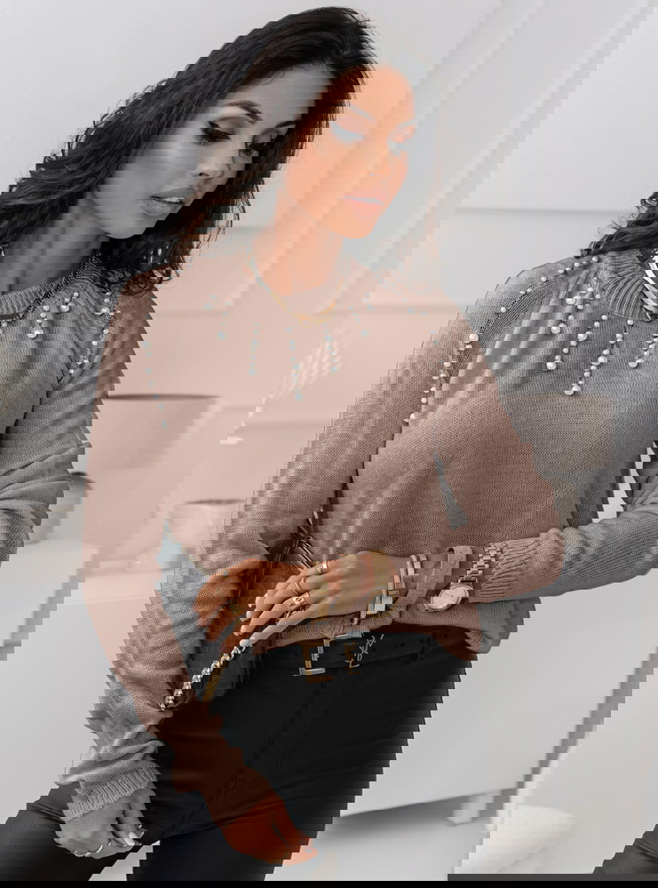 Sweter z ozdobnymi perełkami Harmoni...