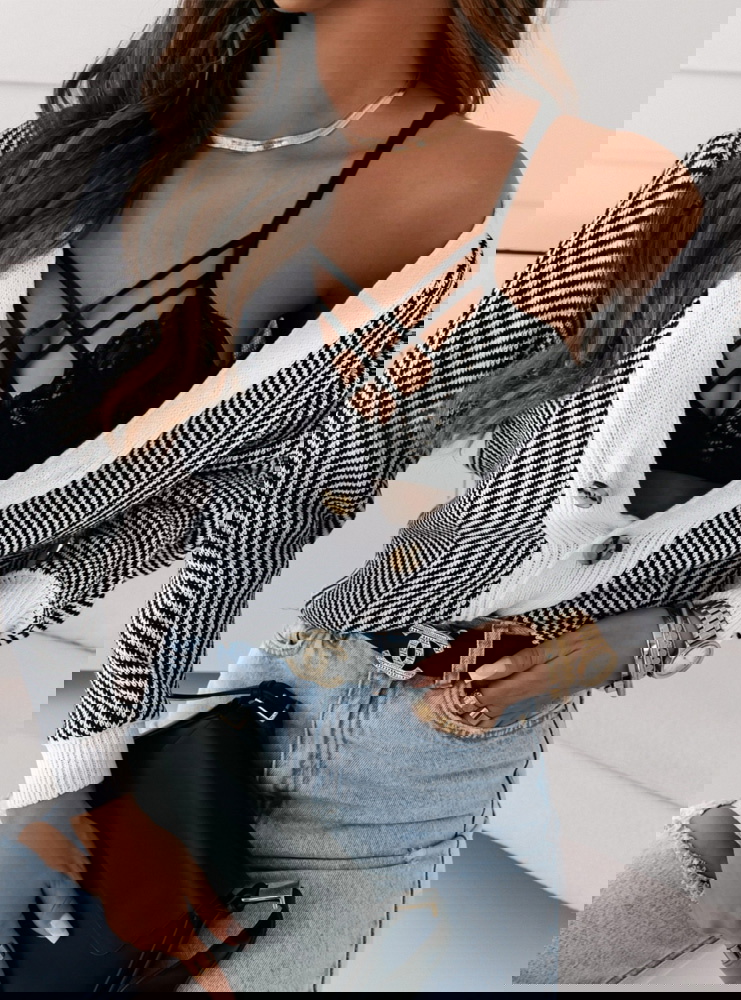 Czarny koronkowy stanik ze strapsami...