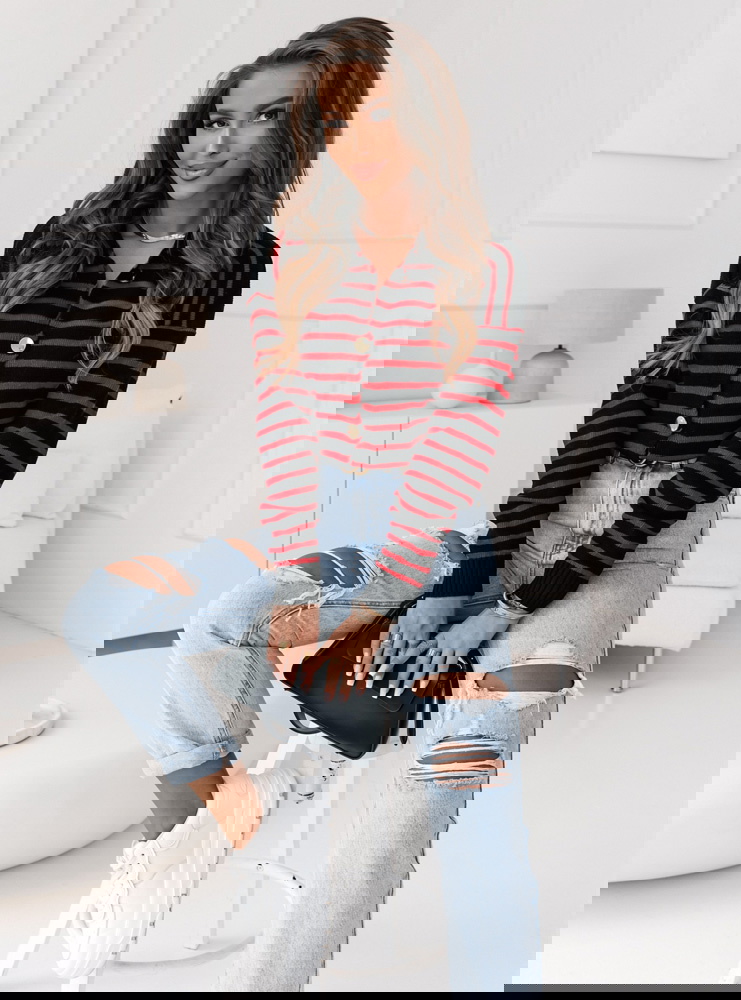 Sweter w paski zapinany na guziki...