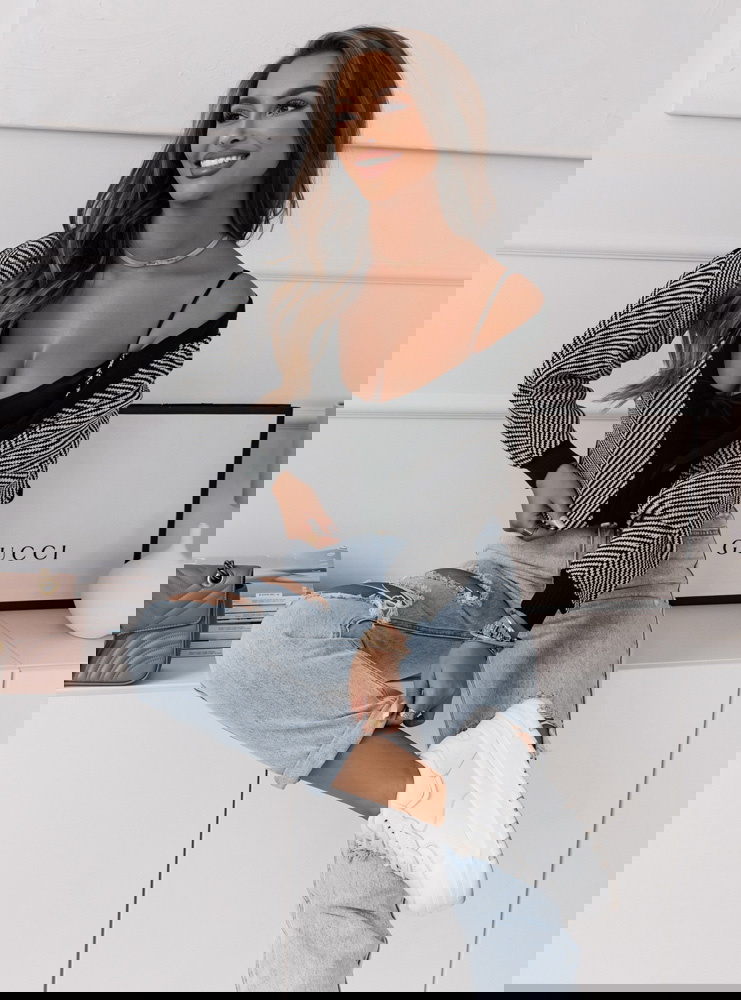 Wzorzysty sweter zapinany na guziki...