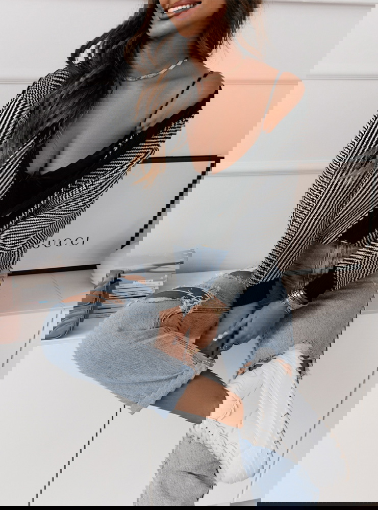 Wzorzysty sweter zapinany na guziki...