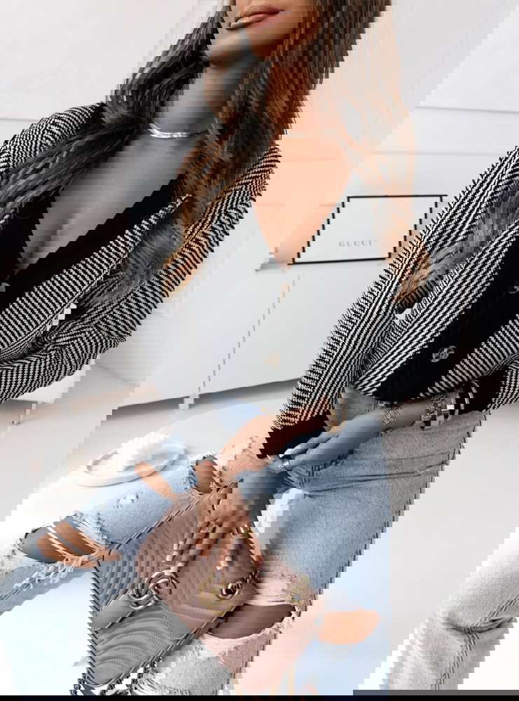 Wzorzysty sweter zapinany na guziki...