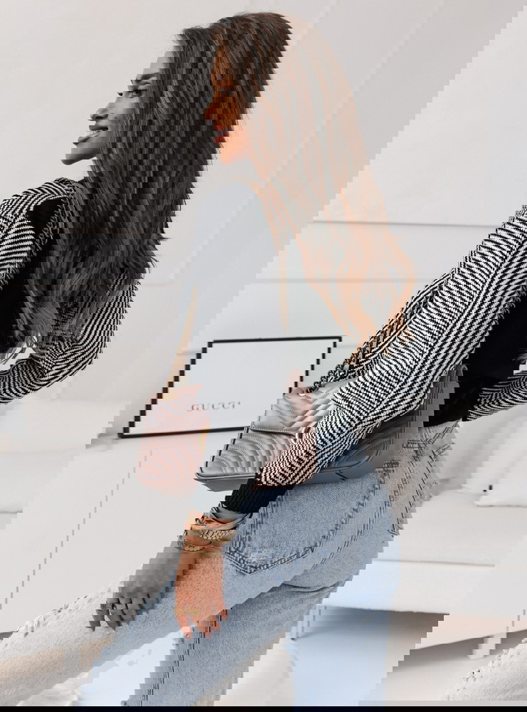 Wzorzysty sweter zapinany na guziki...