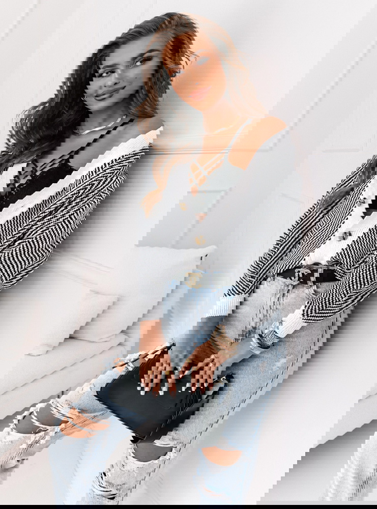 Wzorzysty sweter zapinany na guziki...