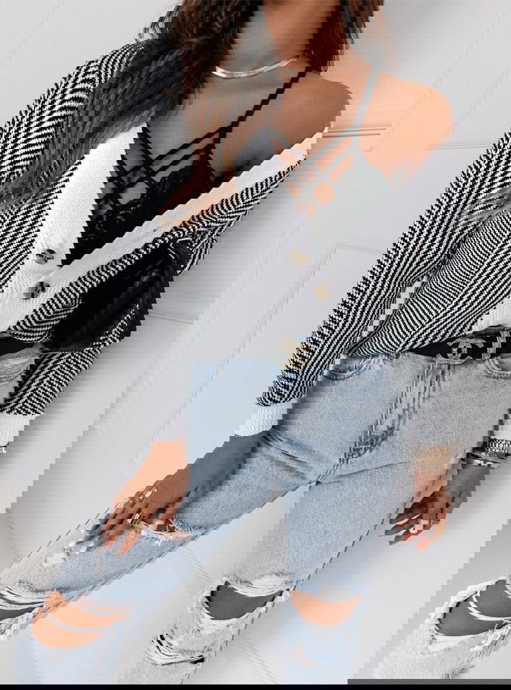 Wzorzysty sweter zapinany na guziki...