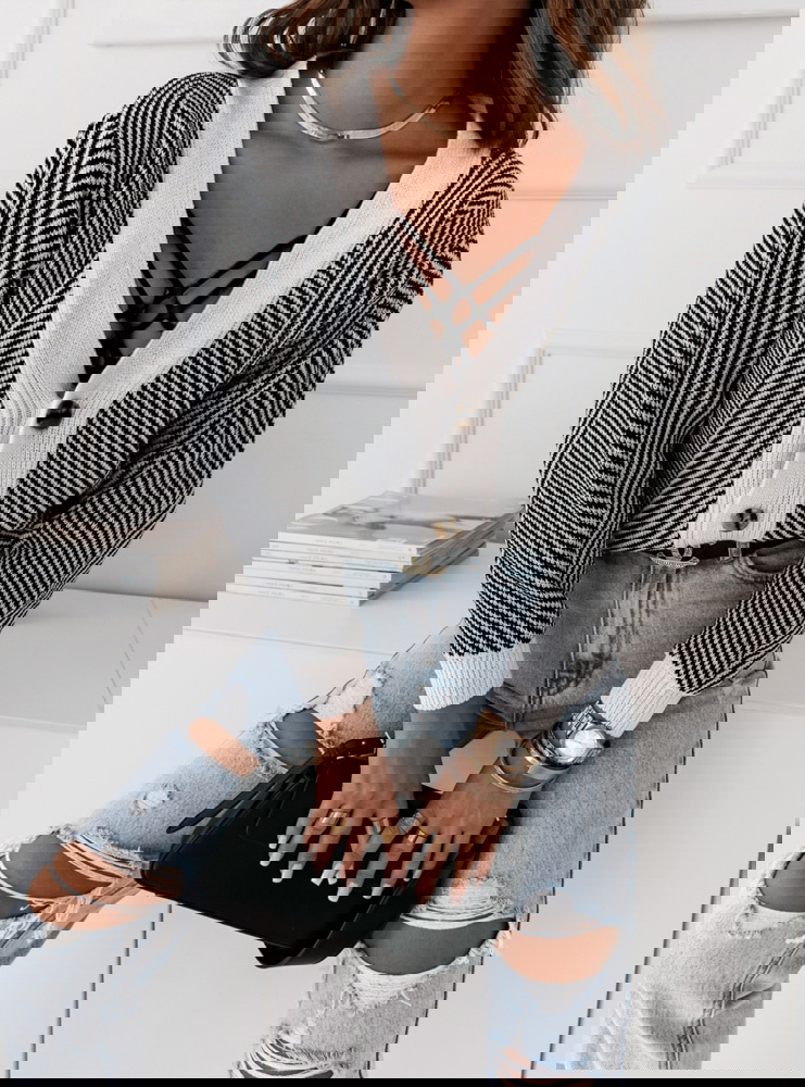 Wzorzysty sweter zapinany na guziki...