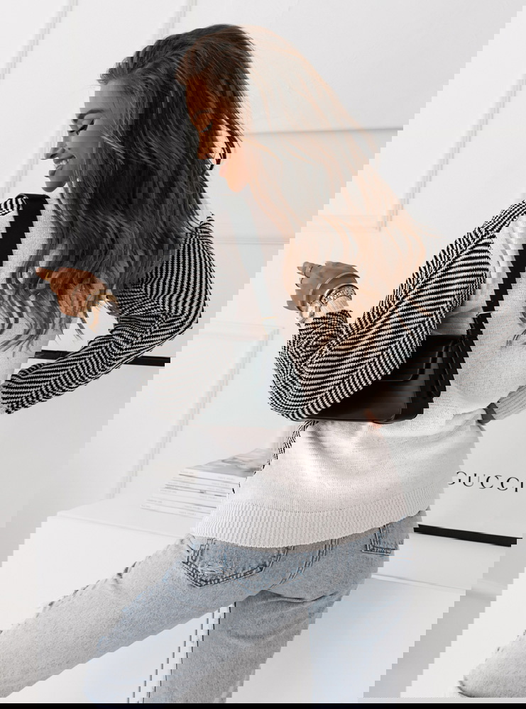 Wzorzysty sweter zapinany na guziki...