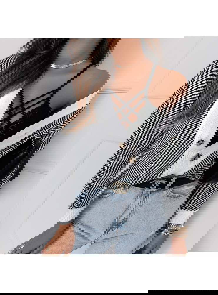 Wzorzysty sweter zapinany na guziki...