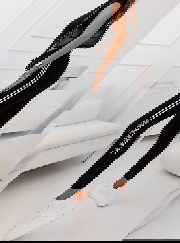 Czarne spodnie dresowe z napisem Choleyy