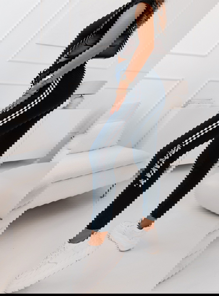 Granatowe spodnie dresowe z napisem...