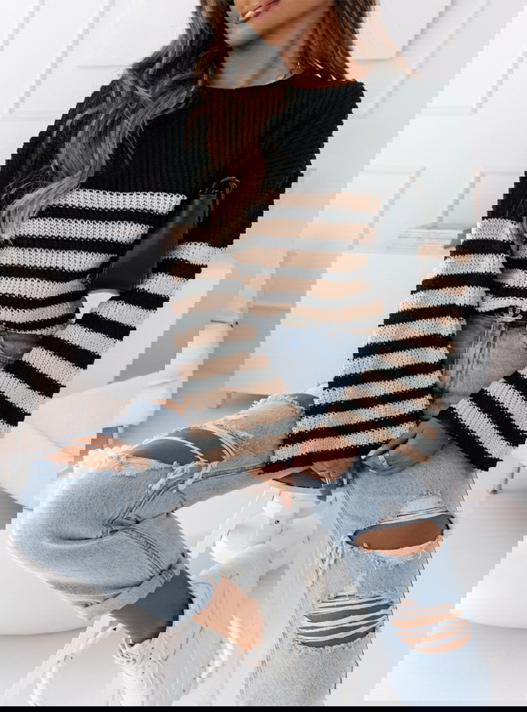 Sweter w paski z szerokimi rękawami...