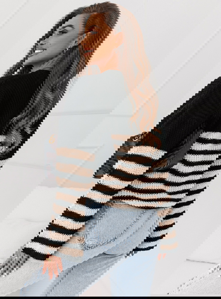 Sweter w paski z szerokimi rękawami...