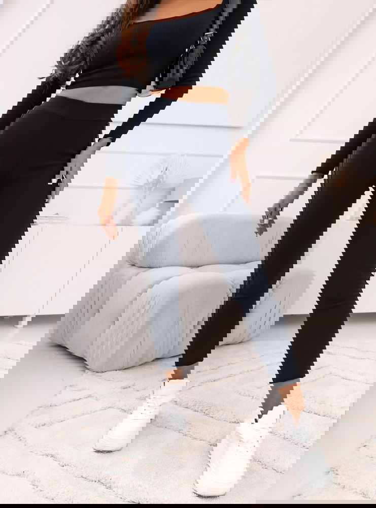 Granatowe legginsy z lampasem z boku...