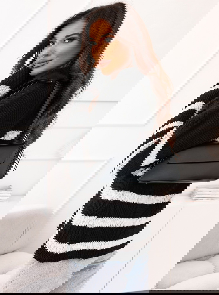 Czarny sweter w paski z kołnierzem...