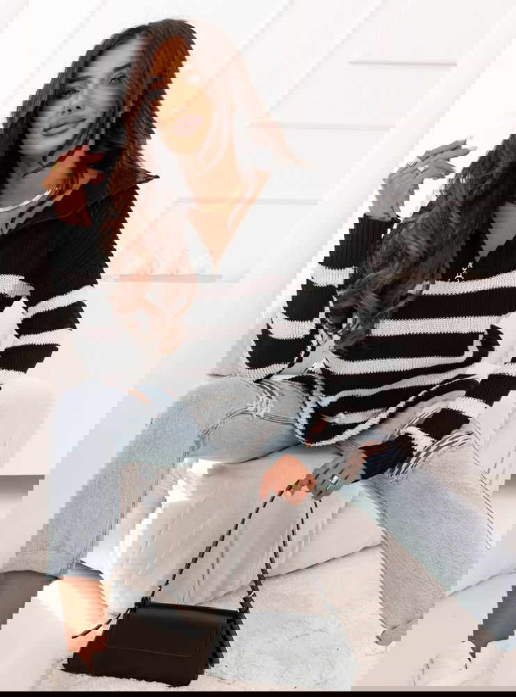 Czarny sweter w paski z kołnierzem...