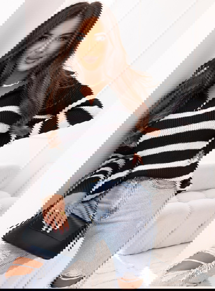 Czarny sweter w paski z kołnierzem...