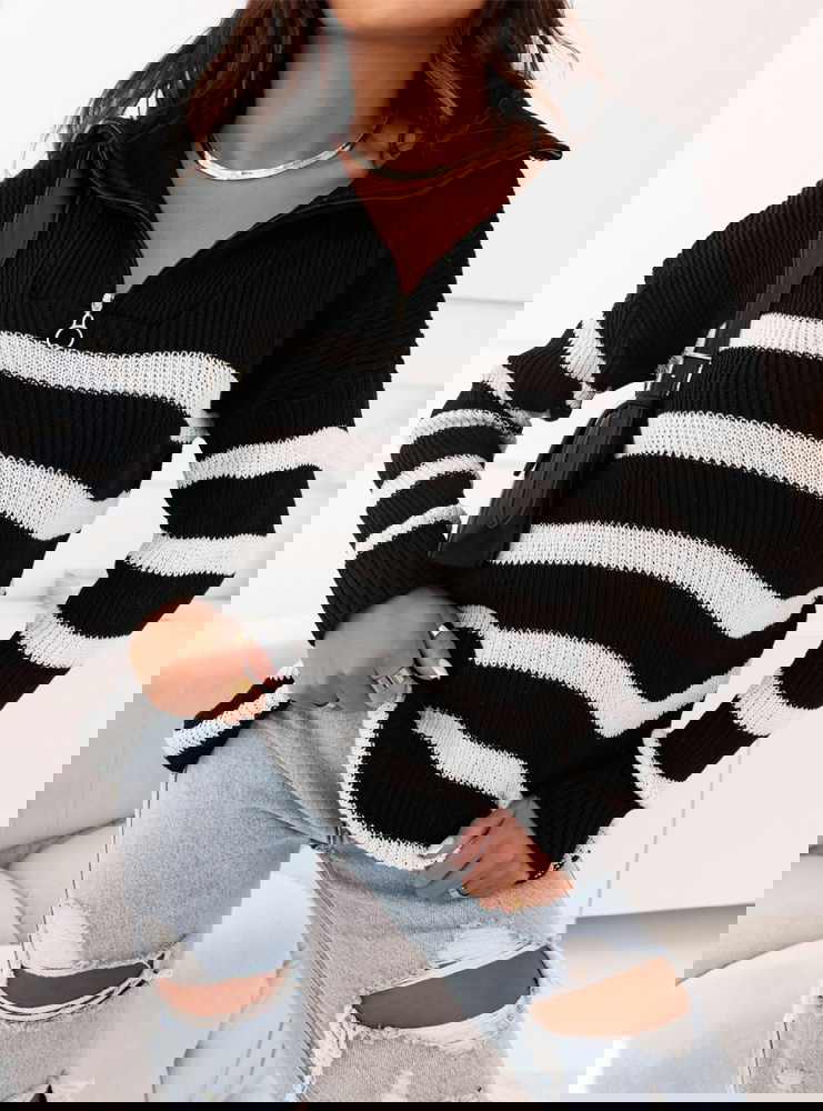 Czarny sweter w paski z kołnierzem...