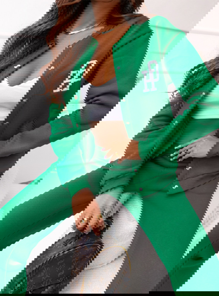 Komplet dresowy z modnym haftem...