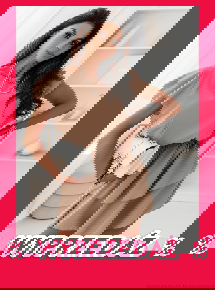 Ciemnobeżowa sukienka z falbankami...