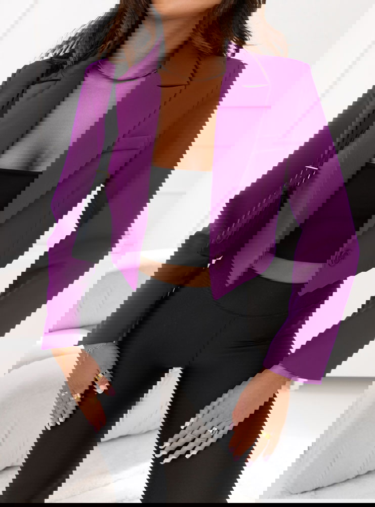 Krótka marynarka zapinana na guzik...