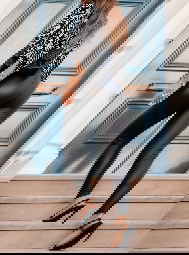 Czarne legginsy z eko skóry z...