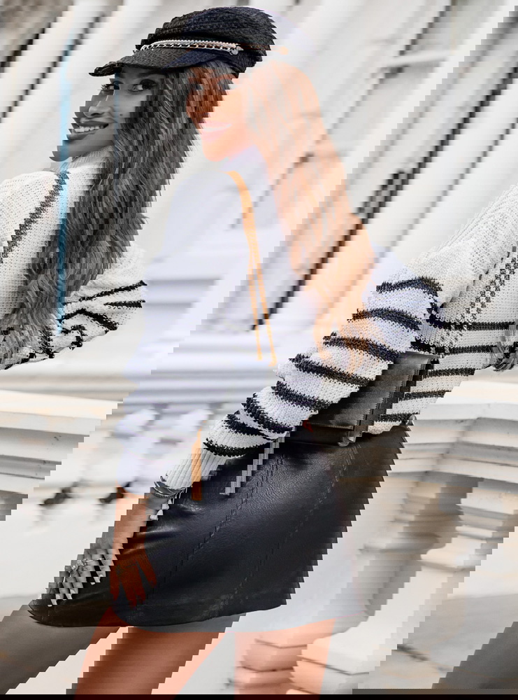 Sweter w paski z guzikami przy...