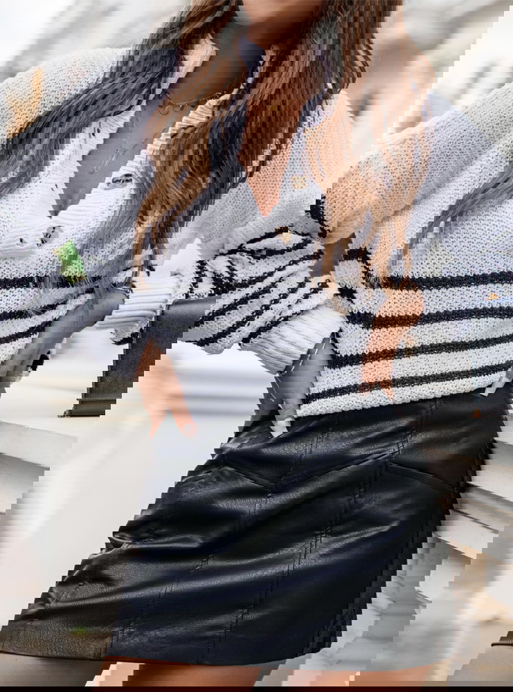 Sweter w paski z guzikami przy...