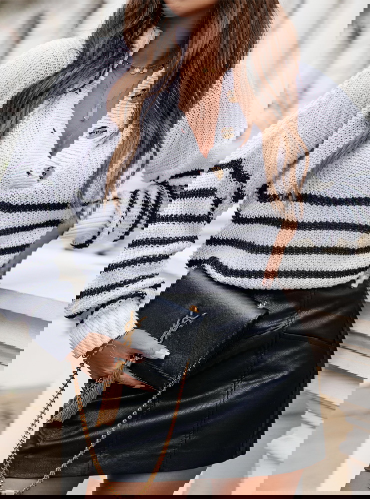 Sweter w paski z guzikami przy...