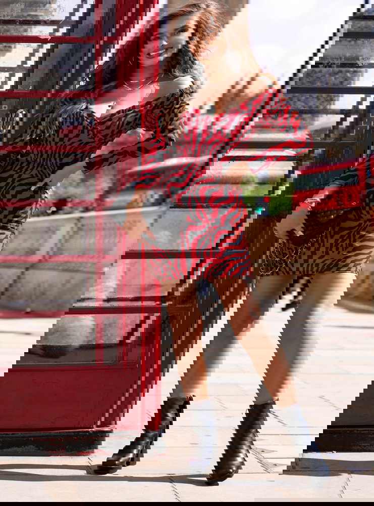 Wzorzysta dopasowana sukienka z...