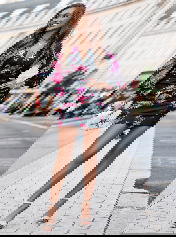 Wzorzysta sukienka z marszczonym...