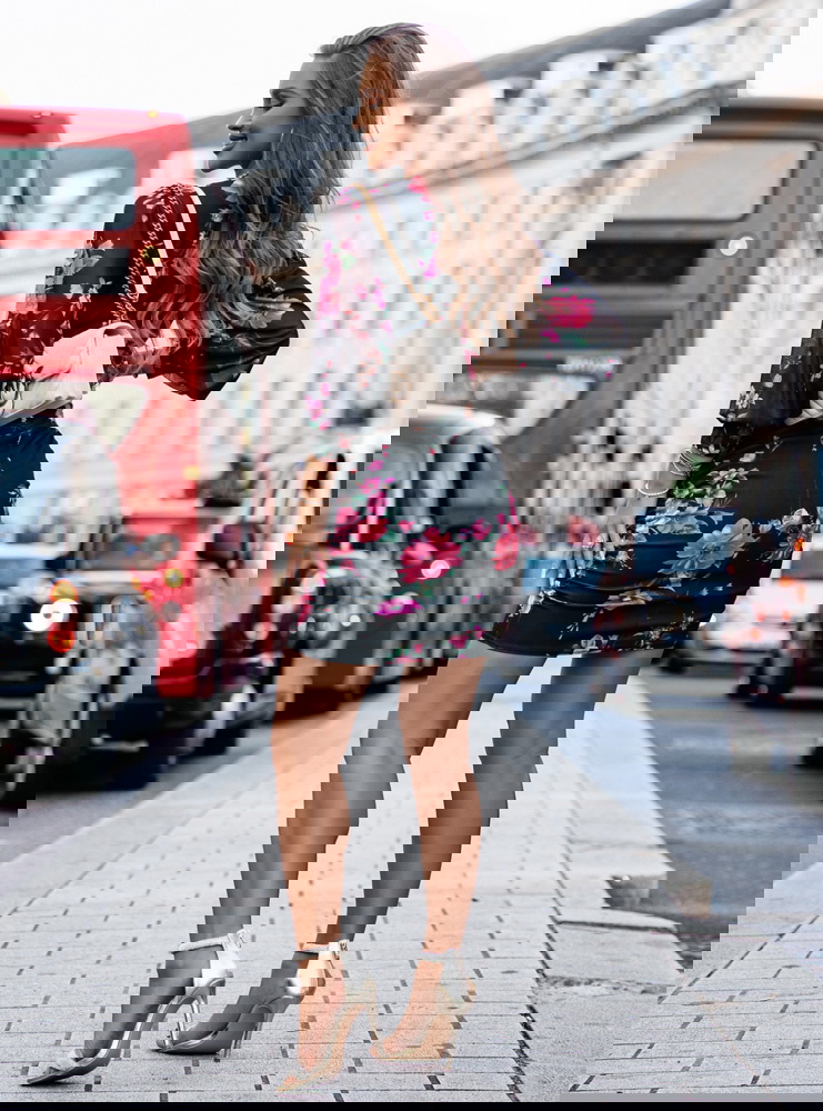 Wzorzysta sukienka z marszczonym...