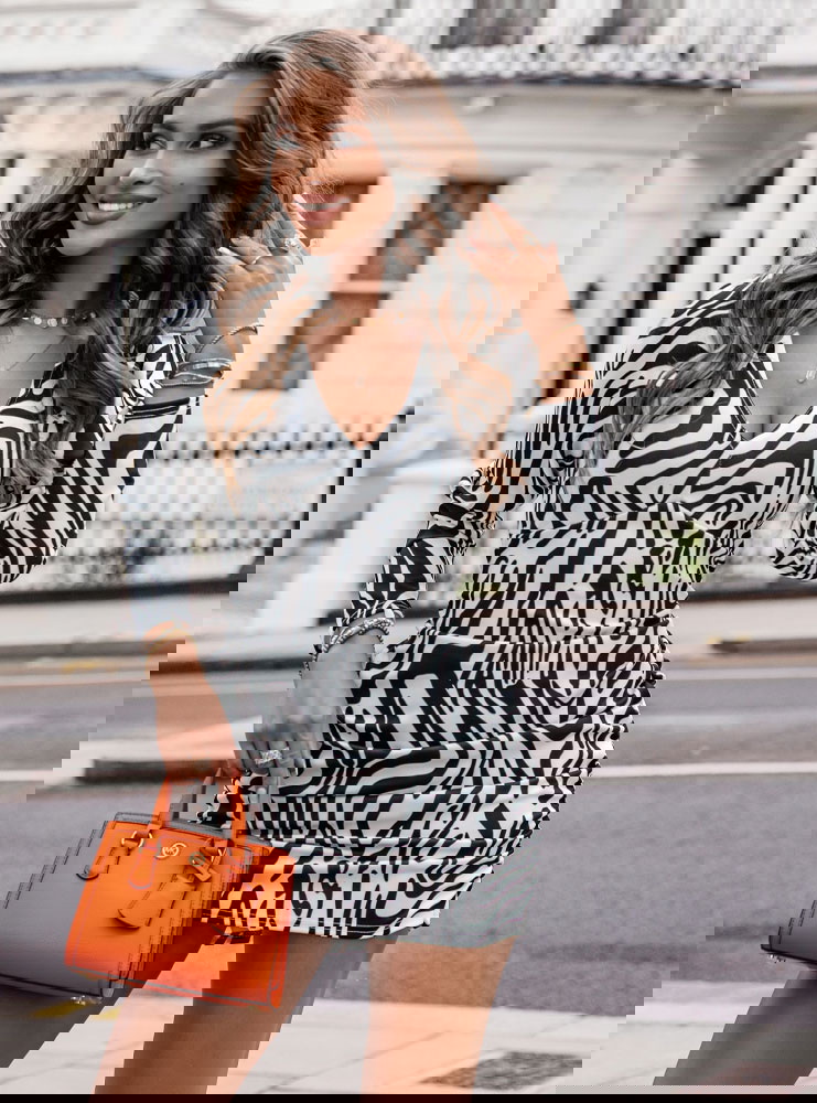 Dopasowana sukienka mini z długimi...